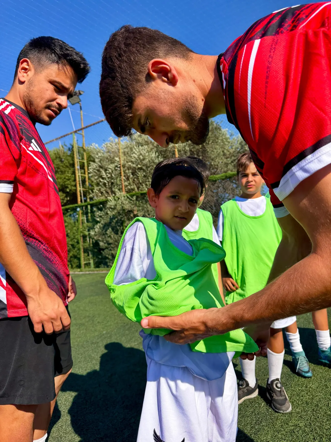 Antrenör ve sporcu saha anı