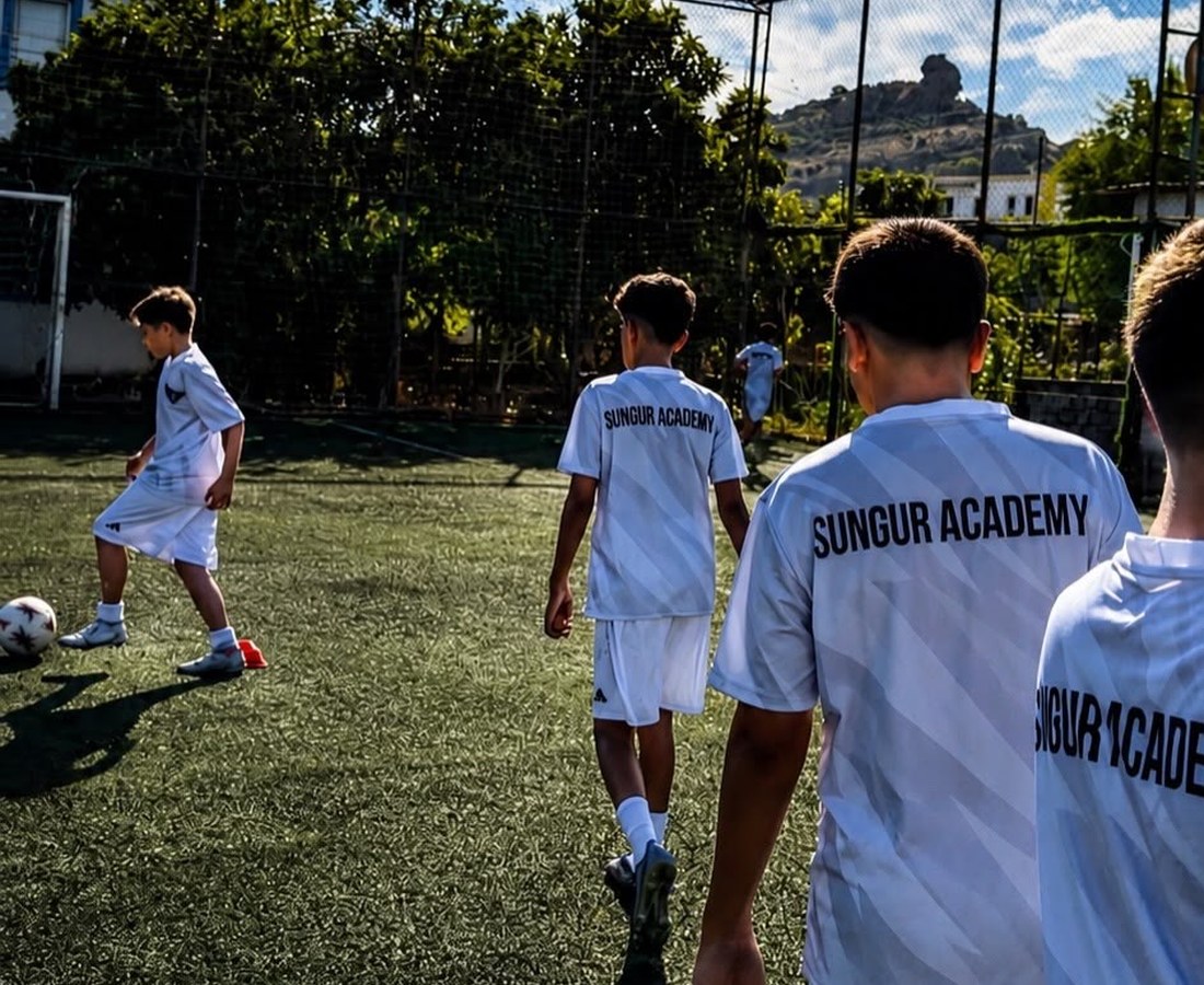 Sahada top hâkimiyeti çalışması yapan Sungur Academy sporcusu