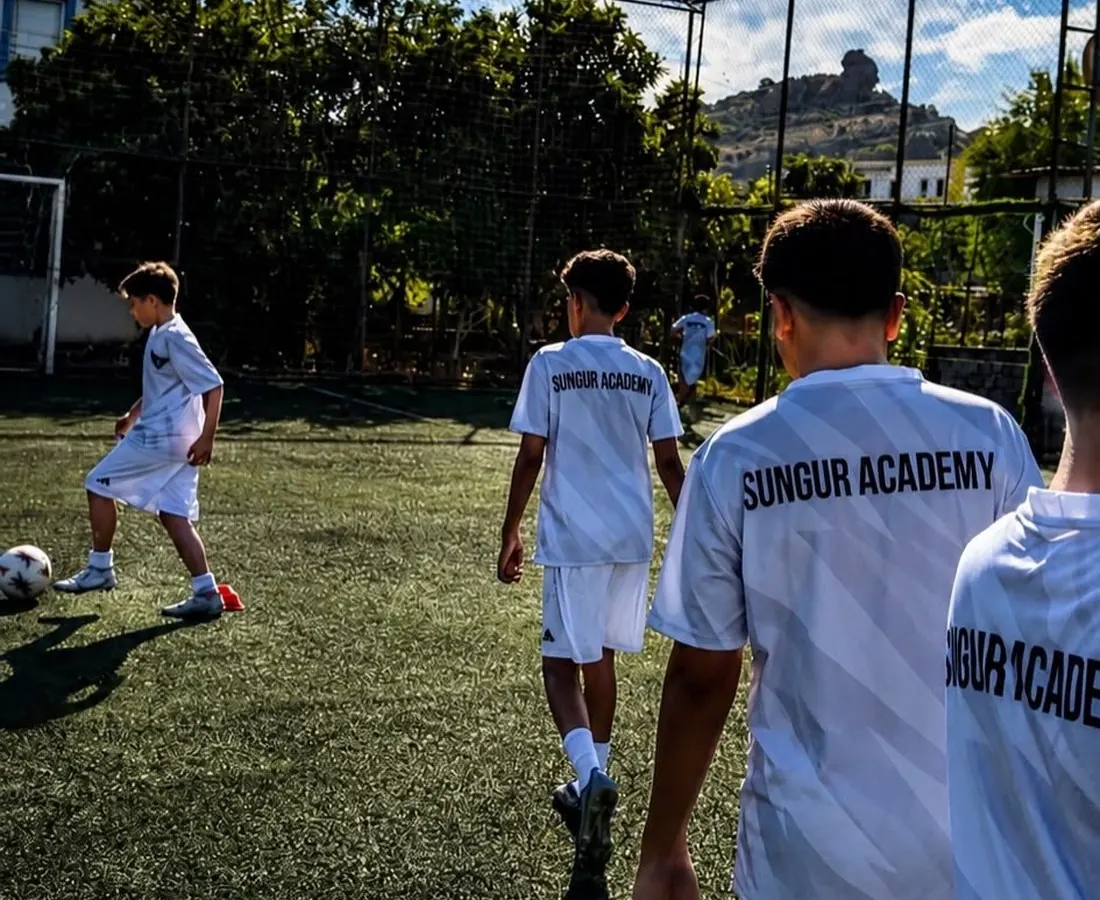 Sahada top hâkimiyeti çalışması yapan Sungur Academy sporcusu