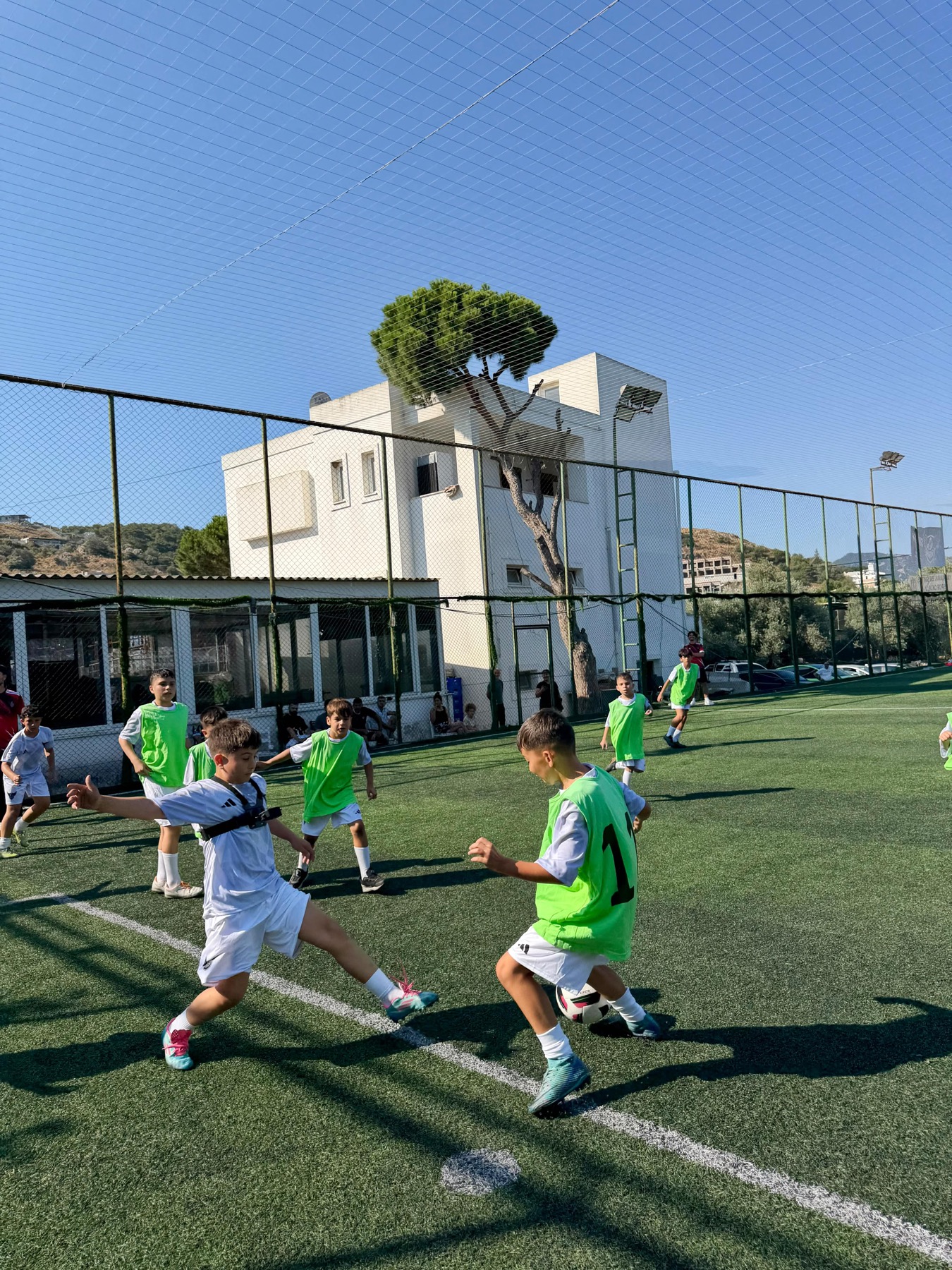 Yalıkavak sahasında forma ile çalışan Sungur Academy sporcuları