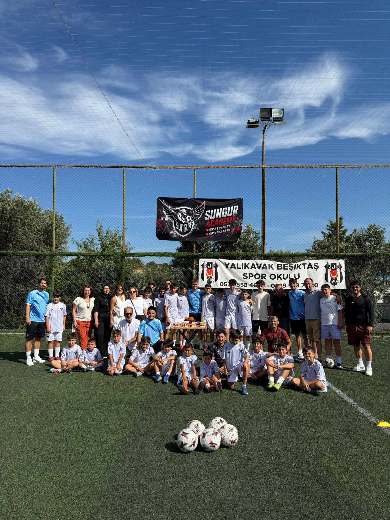 Bodrum Yalıkavak sahasında Sungur Academy sporcuları ve ekip üyeleri