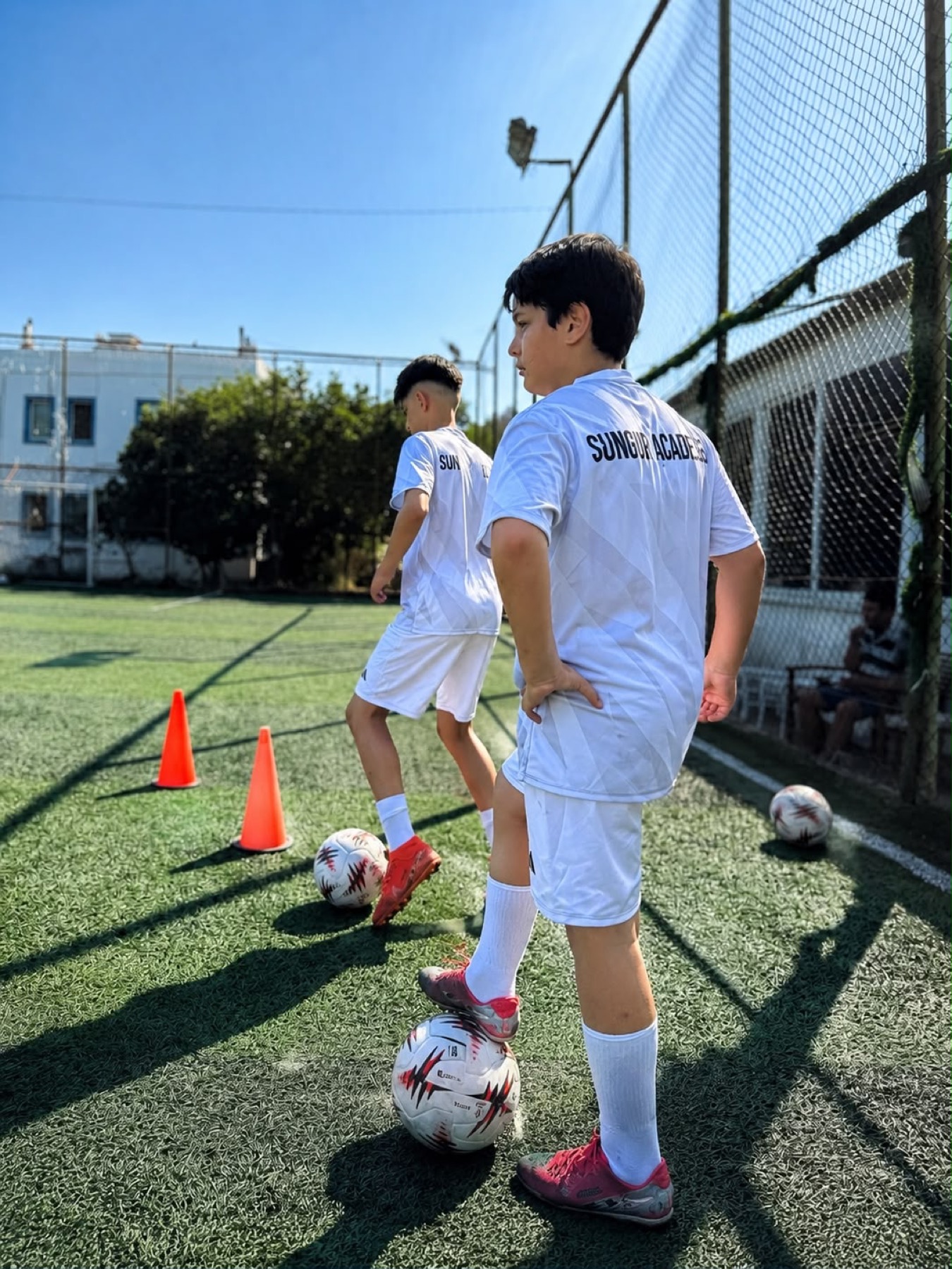 Yalıkavak sahasında top çalışması yapan Sungur Academy sporcuları